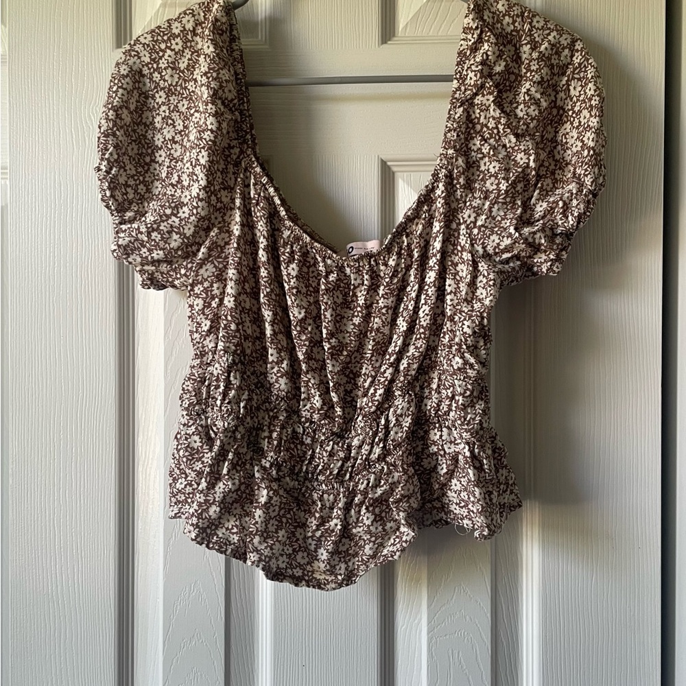 SO Brown and White Flutter Sleeve Blouse with Ruched Ruffles